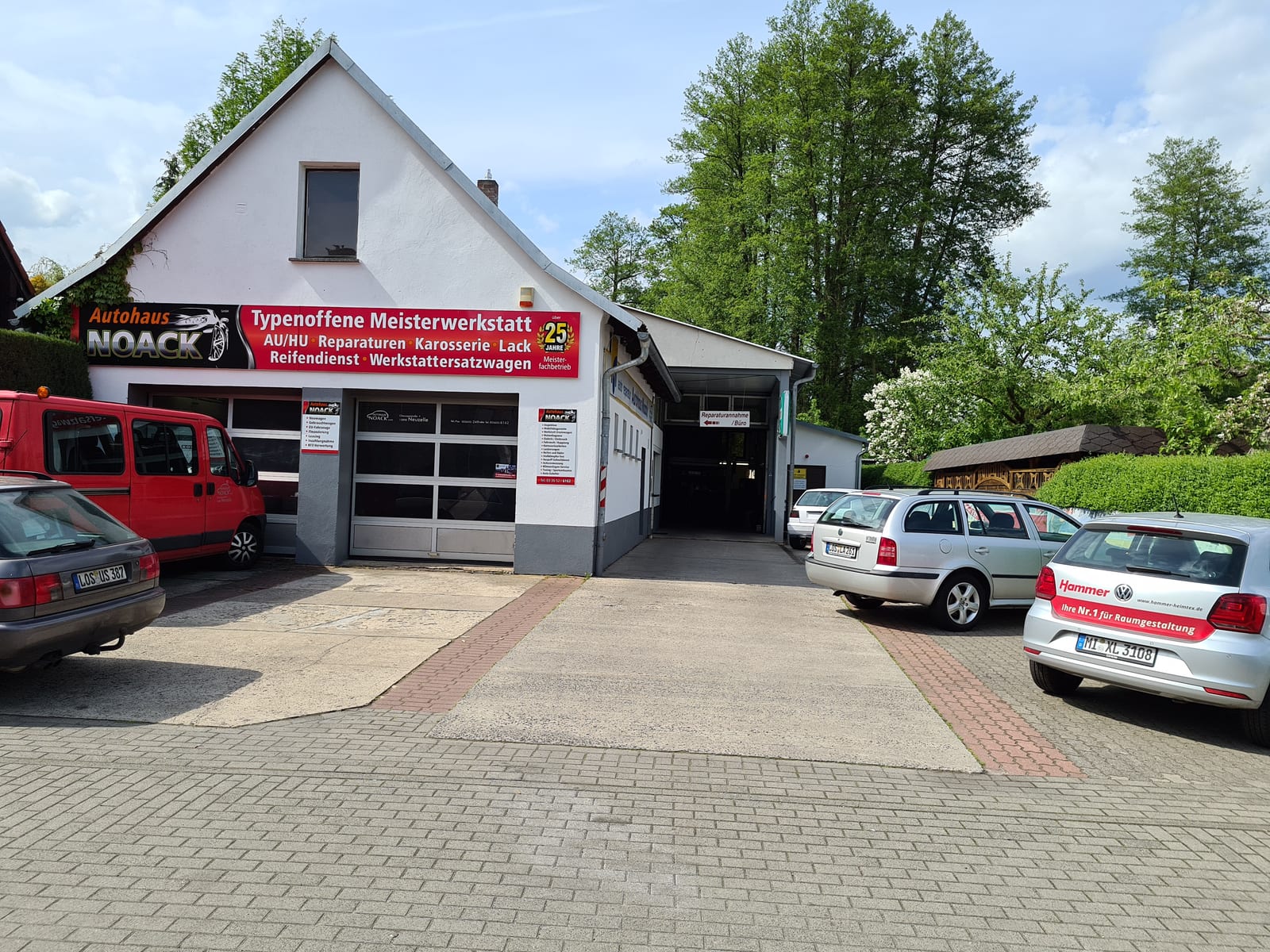 Betriebsgebäude und Hof der Autohaus Noack GmbH mit Werkstatttor