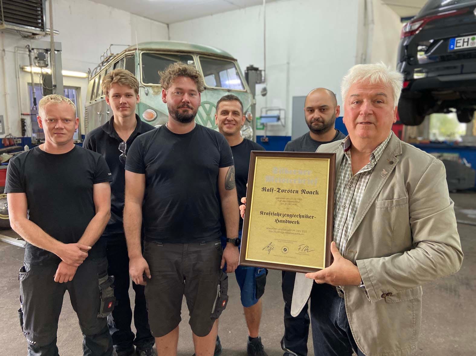 Kfz-Meister Ralf-Torsten Noack und das Team der Autohaus Noack GmbH in der Werkstatt in Neuzelle