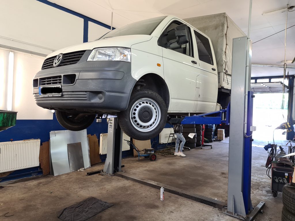 Transporter auf der Hebebühne — Autohaus Noack